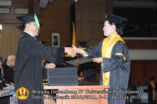 wisuda-fikom-oleh-dekan-205