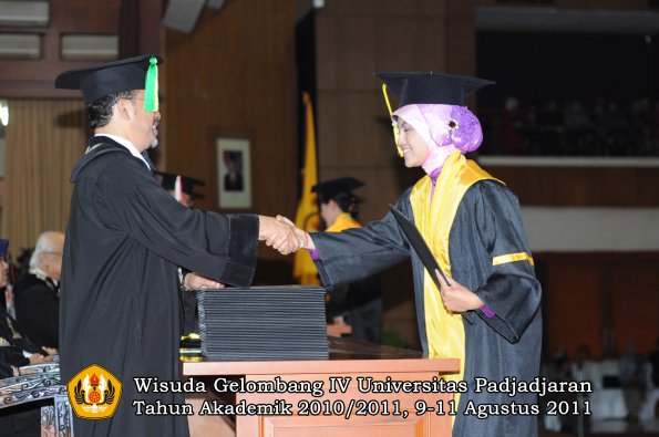 wisuda-fikom-oleh-dekan-206