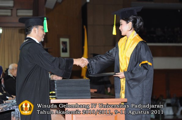 wisuda-fikom-oleh-dekan-207