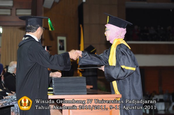 wisuda-fikom-oleh-dekan-209