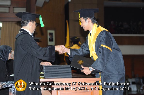 wisuda-fikom-oleh-dekan-213