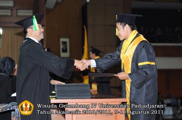 wisuda-fikom-oleh-dekan-216