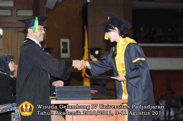 wisuda-fikom-oleh-dekan-219