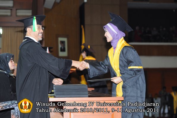 wisuda-fikom-oleh-dekan-220