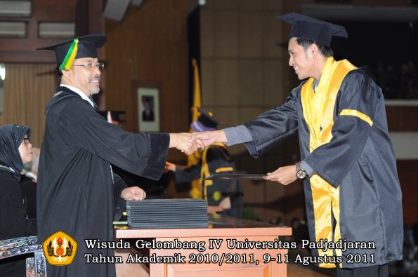 wisuda-fikom-oleh-dekan-221