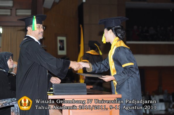 wisuda-fikom-oleh-dekan-222