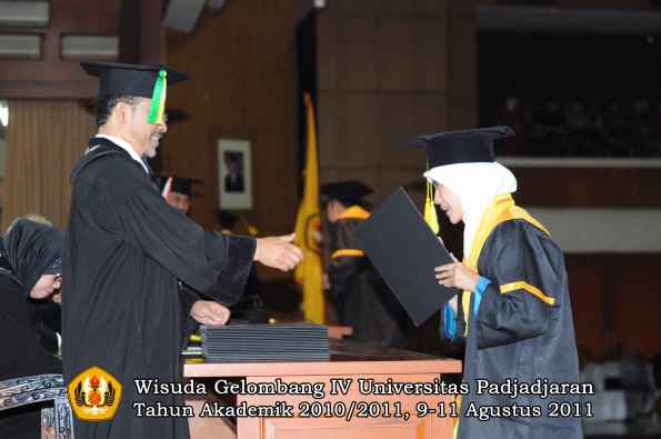 wisuda-fikom-oleh-dekan-226