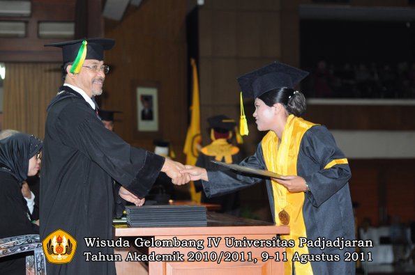 wisuda-fikom-oleh-dekan-228