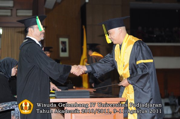 wisuda-fikom-oleh-dekan-231