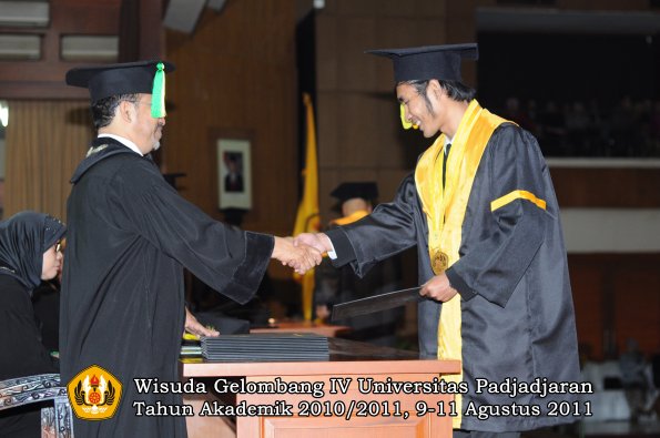 wisuda-fikom-oleh-dekan-232