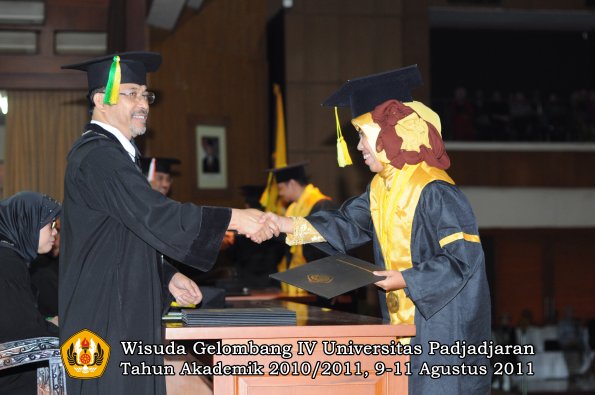 wisuda-fikom-oleh-dekan-237