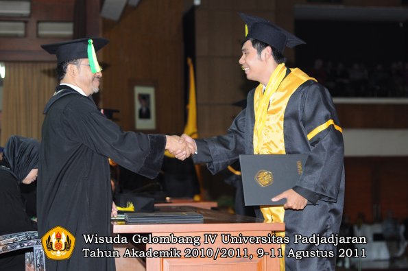 wisuda-fikom-oleh-dekan-238