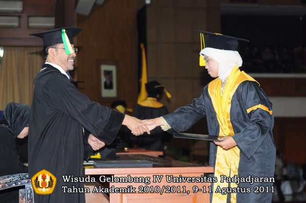 wisuda-fikom-oleh-dekan-239