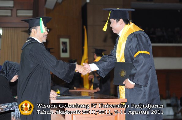 wisuda-fikom-oleh-dekan-241