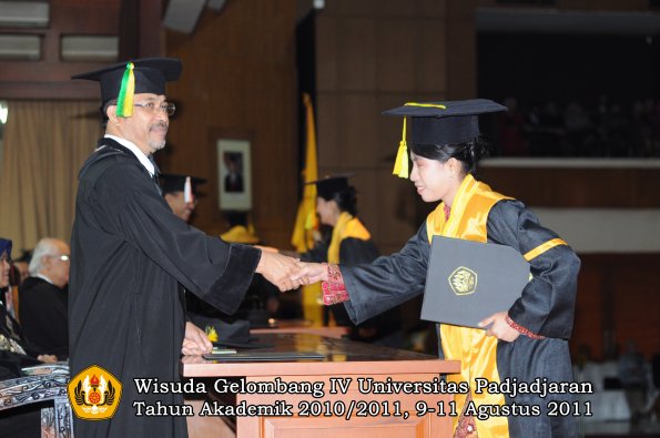 wisuda-fikom-oleh-dekan-243