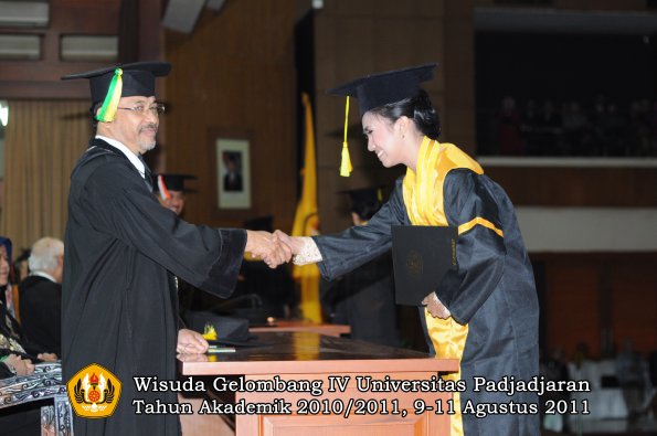 wisuda-fikom-oleh-dekan-244