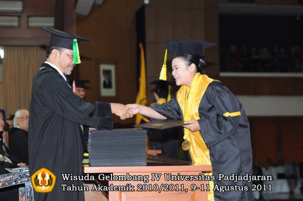 wisuda-fikom-oleh-dekan-246