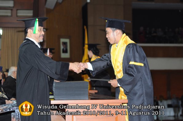 wisuda-fikom-oleh-dekan-254