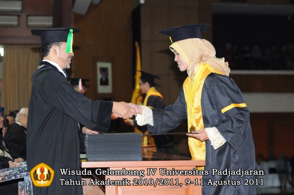 wisuda-fikom-oleh-dekan-257