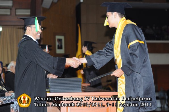 wisuda-fikom-oleh-dekan-260