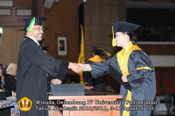 wisuda-fikom-oleh-dekan-267