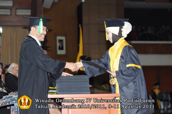 wisuda-fikom-oleh-dekan-298