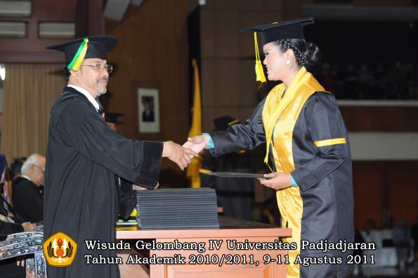 wisuda-fikom-oleh-dekan-302