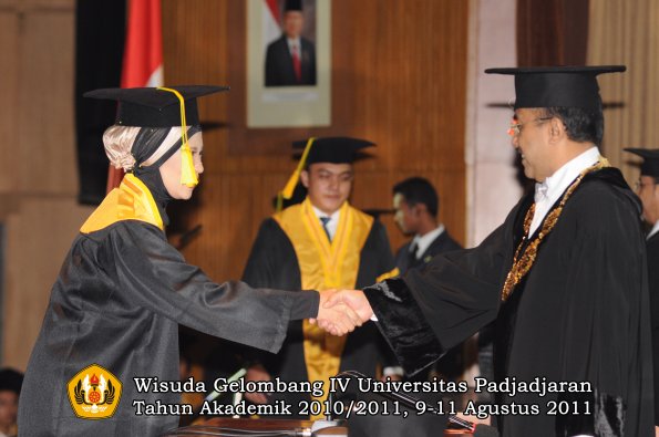 wisuda-fikom-oleh-rektor-001