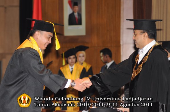 wisuda-fikom-oleh-rektor-002