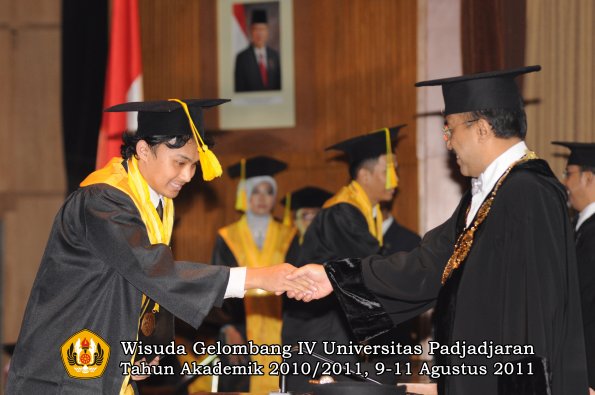 wisuda-fikom-oleh-rektor-013
