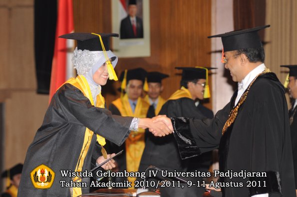 wisuda-fikom-oleh-rektor-015