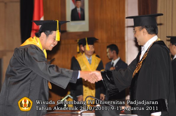 wisuda-fikom-oleh-rektor-017
