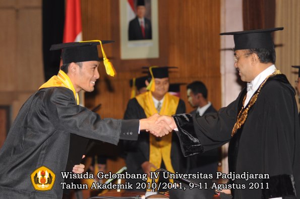 wisuda-fikom-oleh-rektor-018