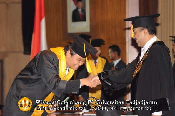wisuda-fikom-oleh-rektor-019