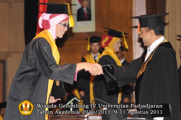 wisuda-fikom-oleh-rektor-021