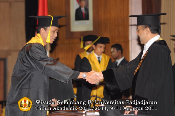 wisuda-fikom-oleh-rektor-029