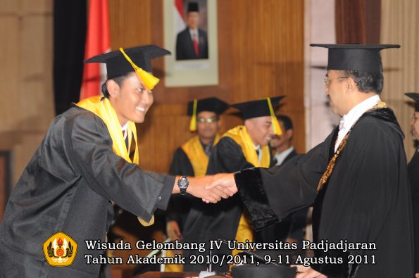 wisuda-fikom-oleh-rektor-040