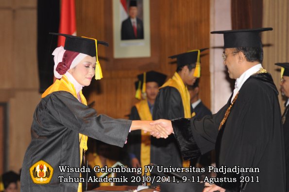 wisuda-fikom-oleh-rektor-045