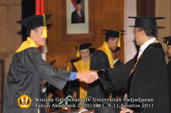 wisuda-fikom-oleh-rektor-047