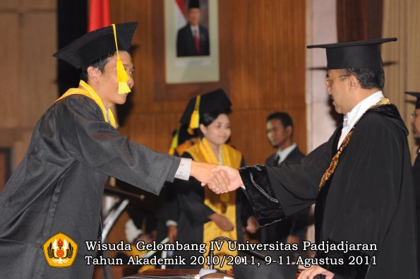 wisuda-fikom-oleh-rektor-053