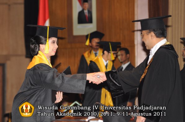 wisuda-fikom-oleh-rektor-064