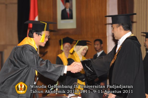 wisuda-fikom-oleh-rektor-079