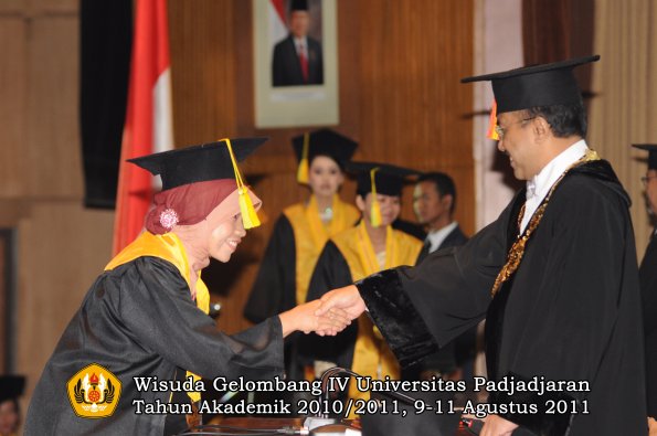 wisuda-fikom-oleh-rektor-081