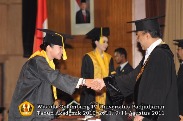 wisuda-fikom-oleh-rektor-082