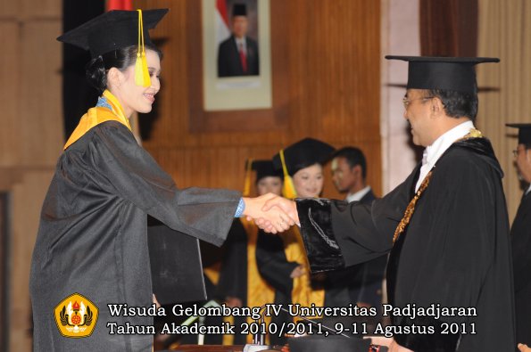 wisuda-fikom-oleh-rektor-083