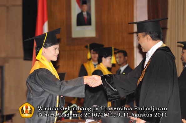 wisuda-fikom-oleh-rektor-084