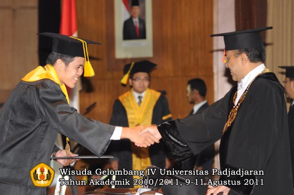 wisuda-fikom-oleh-rektor-086