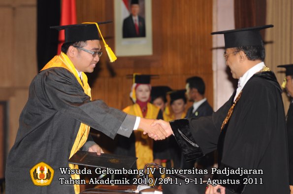 wisuda-fikom-oleh-rektor-087