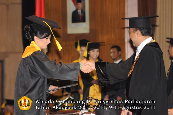 wisuda-fikom-oleh-rektor-089