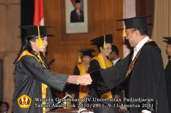 wisuda-fikom-oleh-rektor-090